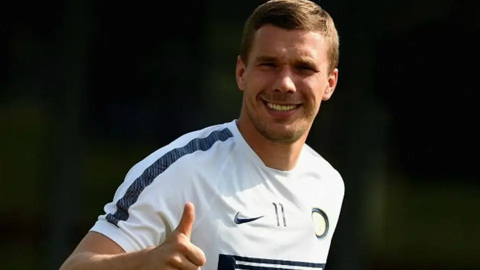 Podolski dona 140 mil dólares que ganó en concurso