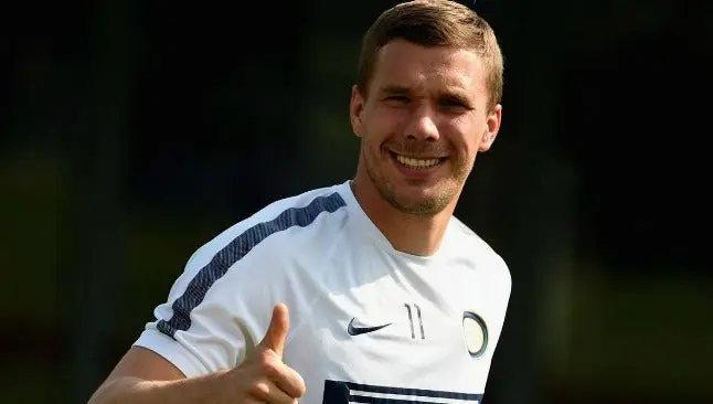 Podolski dona 140 mil dólares que ganó en concurso