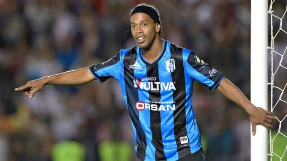 Ronaldinho envía mensaje a Arnold Schwarzenegger