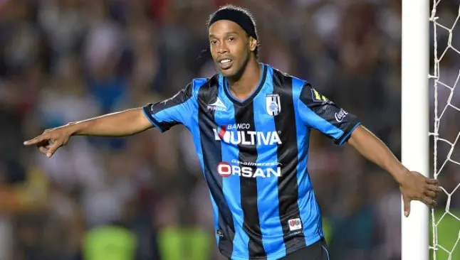 Ronaldinho envía mensaje a Arnold Schwarzenegger