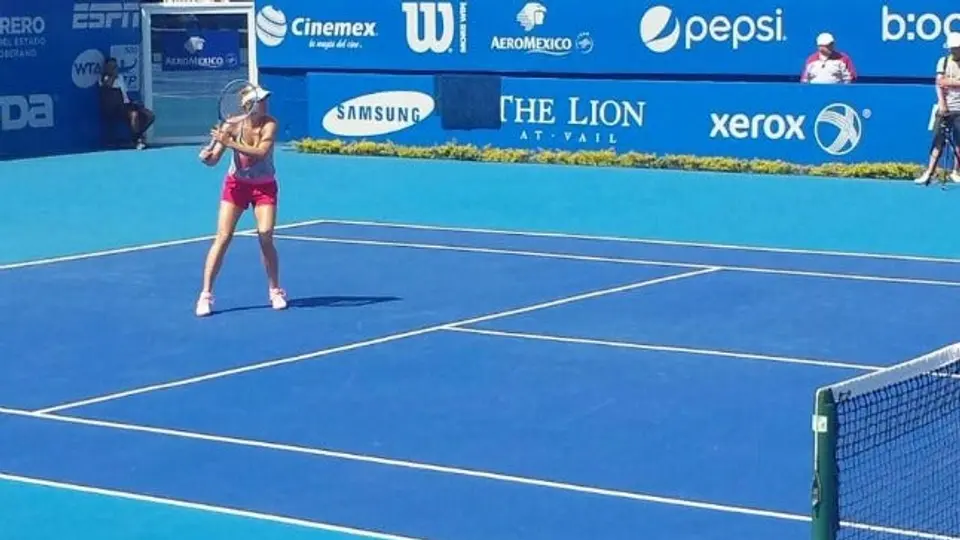 Sharapova deleita a fans pese altas temperaturas en Acapulco