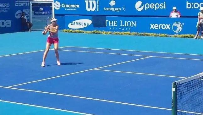 Sharapova deleita a fans pese altas temperaturas en Acapulco