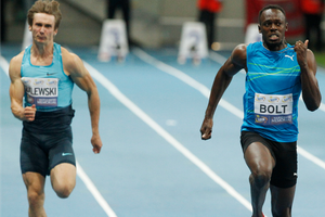 Usain Bolt impone nueva marca en pista techada