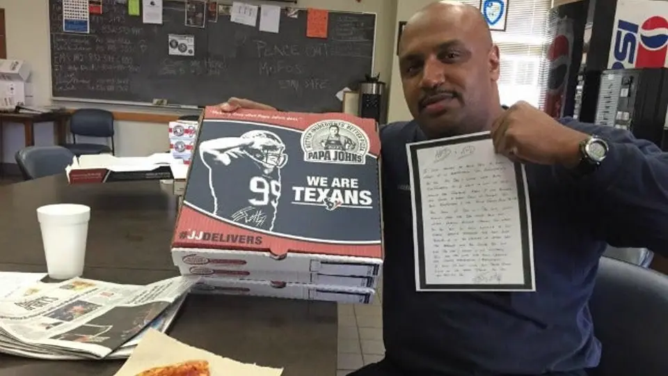 JJ Watt envía pizza para felicitar a bomberos y policías