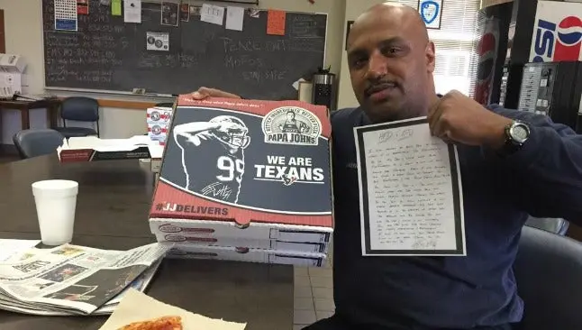 JJ Watt envía pizza para felicitar a bomberos y policías