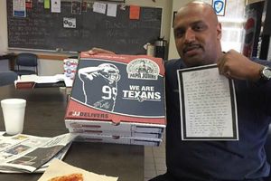 JJ Watt envía pizza para felicitar a bomberos y policías