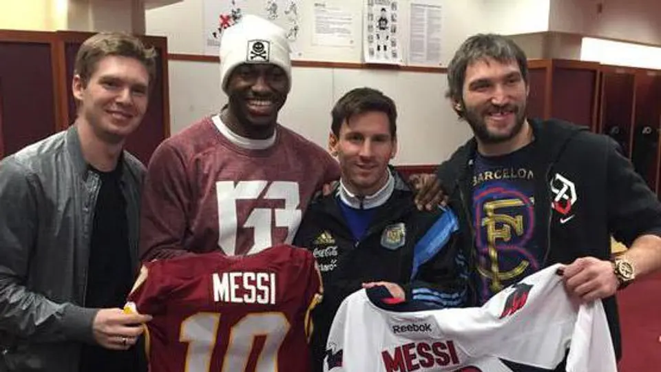 Robert Griffin III regala a Messi jersey de los Pieles Rojas