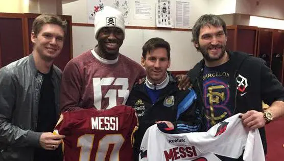 Robert Griffin III regala a Messi jersey de los Pieles Rojas