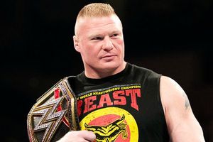 Lesnar renueva con WWE y le cierra las puertas a la UFC