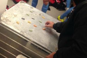 Técnico de futbol explica su estrategia con dulces