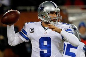 Tony Romo juega con la costilla rota desde hace dos meses