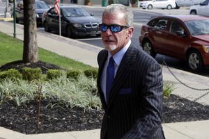NFL suspende a dueño de Indianápolis