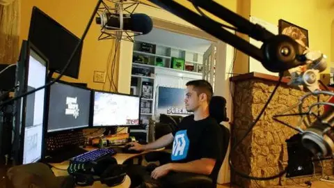 Jóvenes cobran por jugar videojuegos todo el día