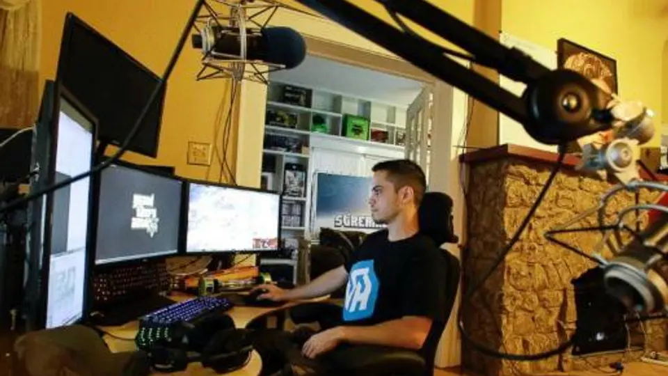 Jóvenes cobran por jugar videojuegos todo el día