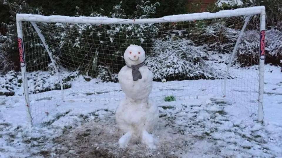 Van Persie se divierte con portero' de nieve