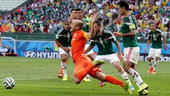 Robben se tira 'clavado' contra México en Brasil 2014 | AP