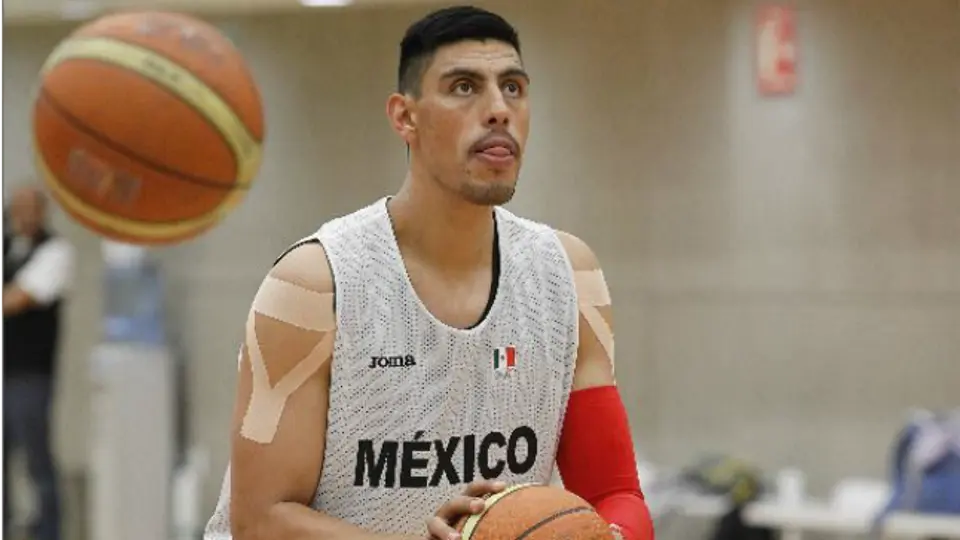 Gustavo Ayón reaparece en triunfo de México