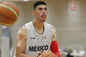 Gustavo Ayón reaparece en triunfo de México