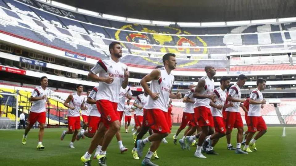 Benfica reconoce la cancha del Estadio Azteca