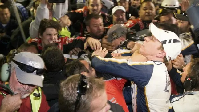 Tremenda pelea entre pilotos en Nascar