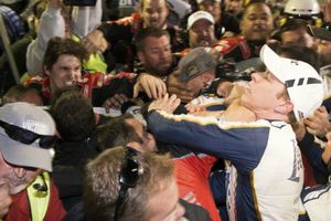 Tremenda pelea entre pilotos en Nascar