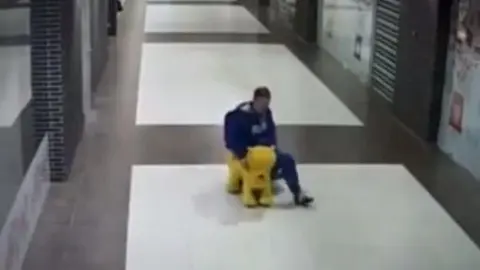 Hombre 'secuestra' a Winnie Pooh en el robo más lento