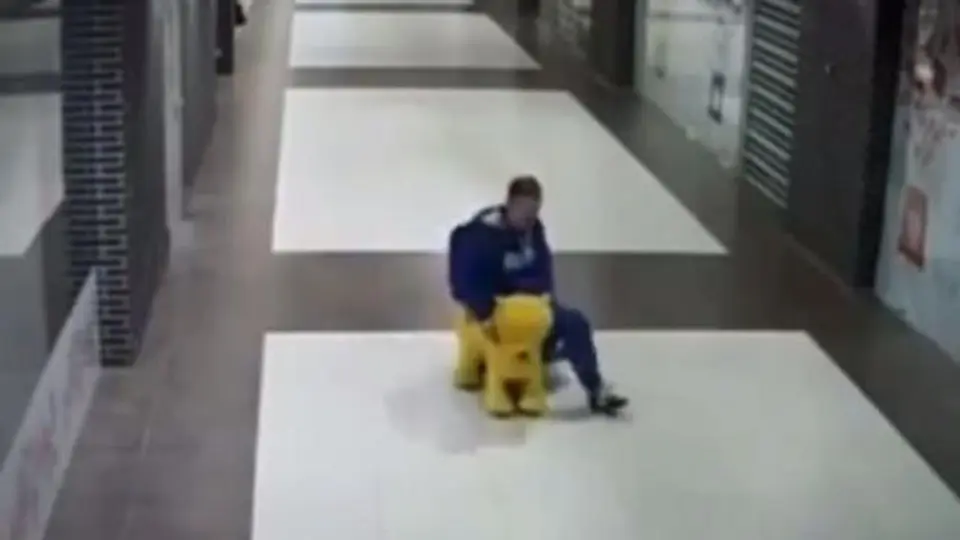 Hombre 'secuestra' a Winnie Pooh en el robo más lento