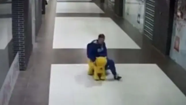 Hombre 'secuestra' a Winnie Pooh en el robo más lento