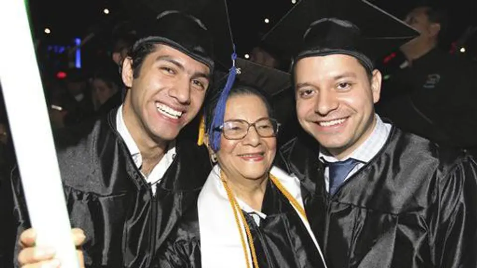 Anciana se gradúa de la Universidad junto a sus nietos
