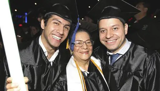 Anciana se gradúa de la Universidad junto a sus nietos