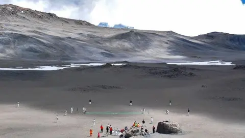 Juegan críquet a más de cinco km de altura