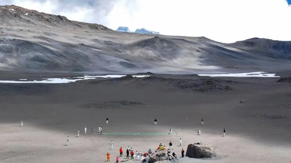 Juegan críquet a más de cinco km de altura