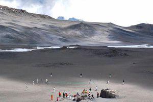 Juegan críquet a más de cinco km de altura