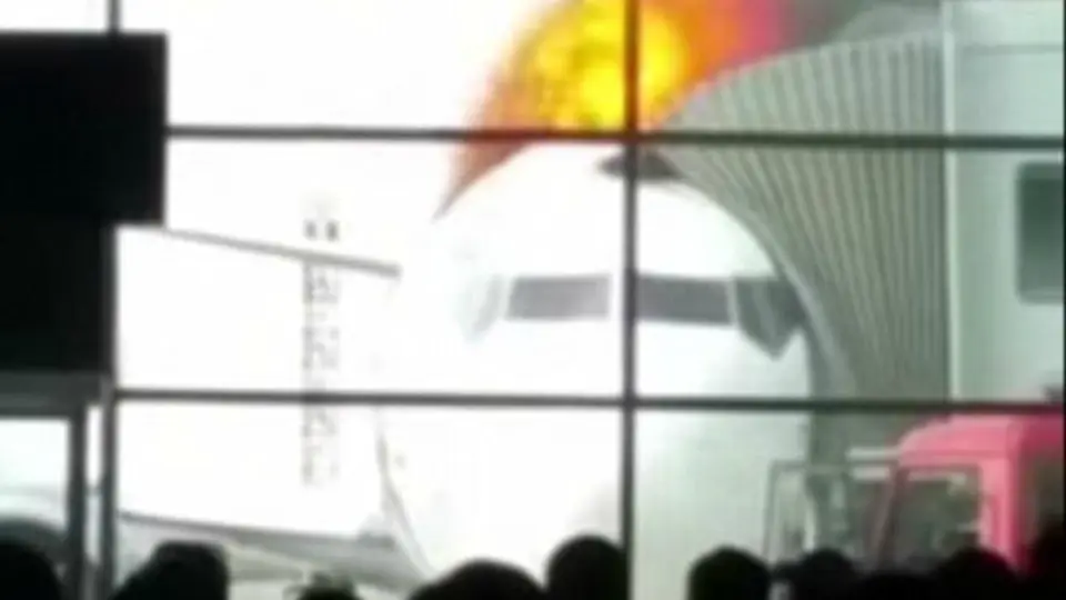Avión se incendia en pleno aeropuerto