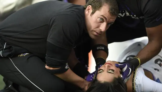 Porrista de Cuervos sufre accidente en juego contra Titanes