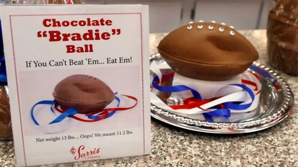 Dulcería crea balón desinflado de chocolate en honor a los Pats