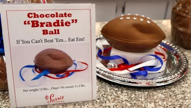Dulcería crea balón desinflado de chocolate en honor a los Pats