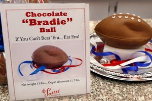 Dulcería crea balón desinflado de chocolate en honor a los Pats