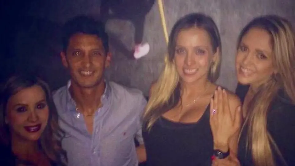 Ángel Reyna le da el anillo de compromiso a su pareja