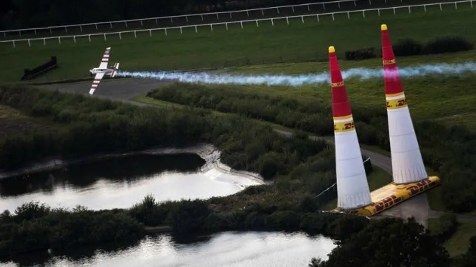 Paul Bonhomme gana Red Bull Air Race en Londres