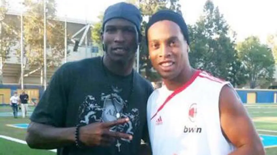 Chad Ochocinco pide boleto a Gallos por amistad con Dinho