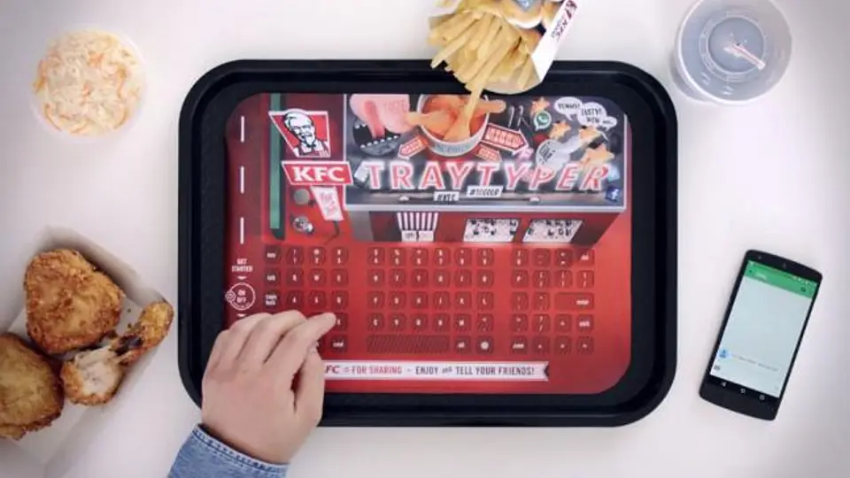 KFC lanza mantel que funciona como teclado para smartphone