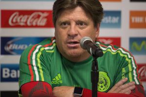 Piojo presume Apple Watch en conferencia del Tri