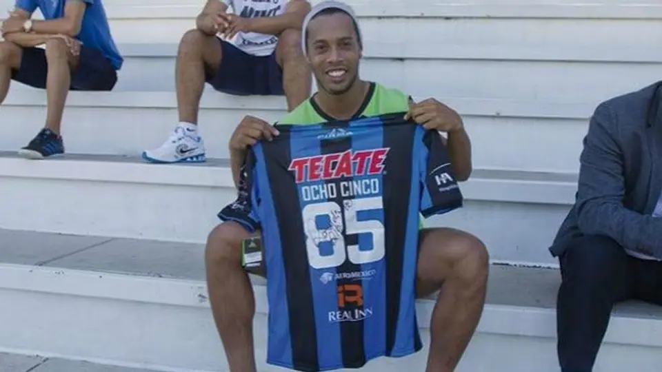 Gallos Blancos regala jersey firmado por Dinho a Ochocinco