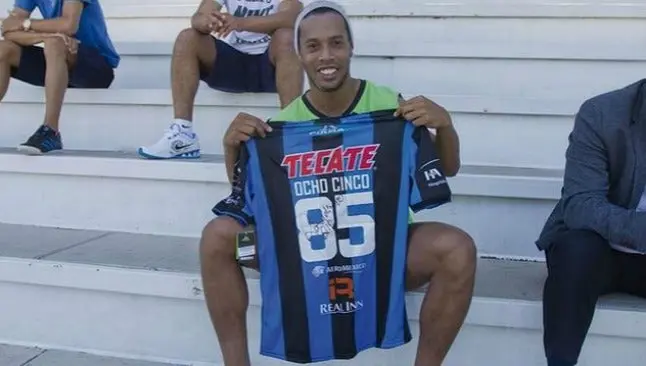 Gallos Blancos regala jersey firmado por Dinho a Ochocinco