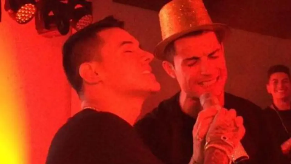 Cantante niega exceso de alcohol y mujeres en fiesta de CR7
