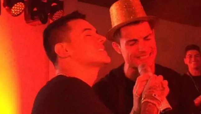 Cantante niega exceso de alcohol y mujeres en fiesta de CR7