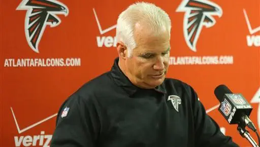 Atlanta despide al coach Mike Smith