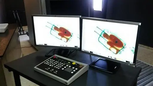 Padre trata de meter a su hijo a Europa en una maleta