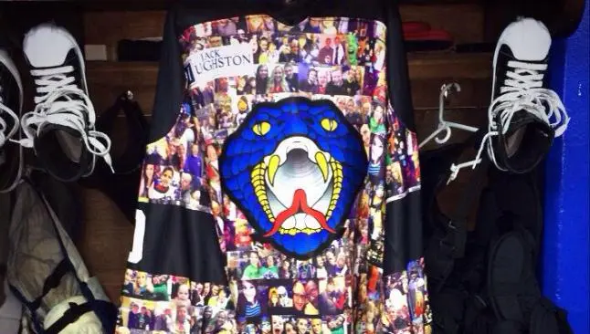 Equipo de hockey estrena jersey de 'selfies'